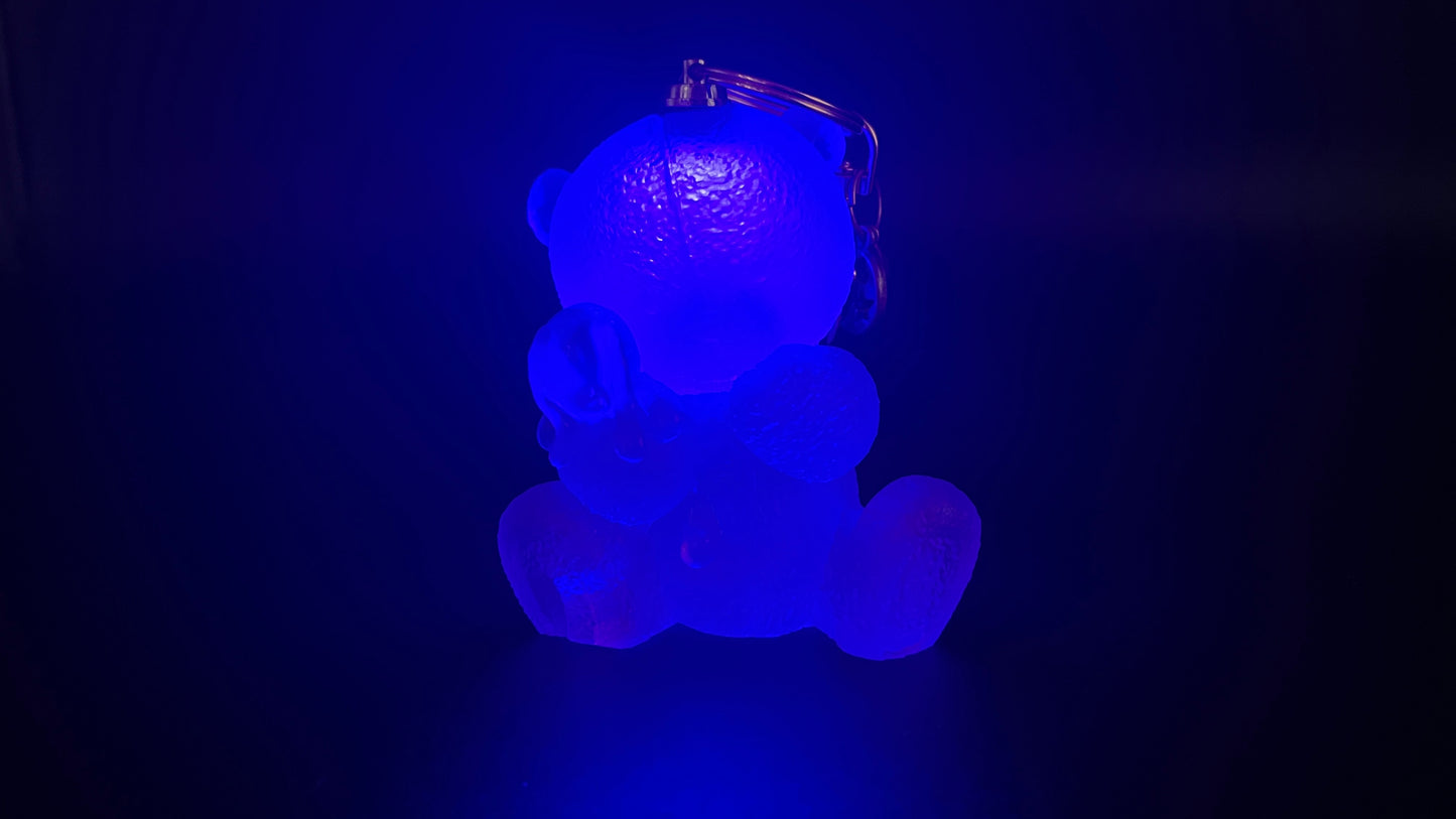 Leuchtender Schlüsselanhänger mit Bärenmotiv
